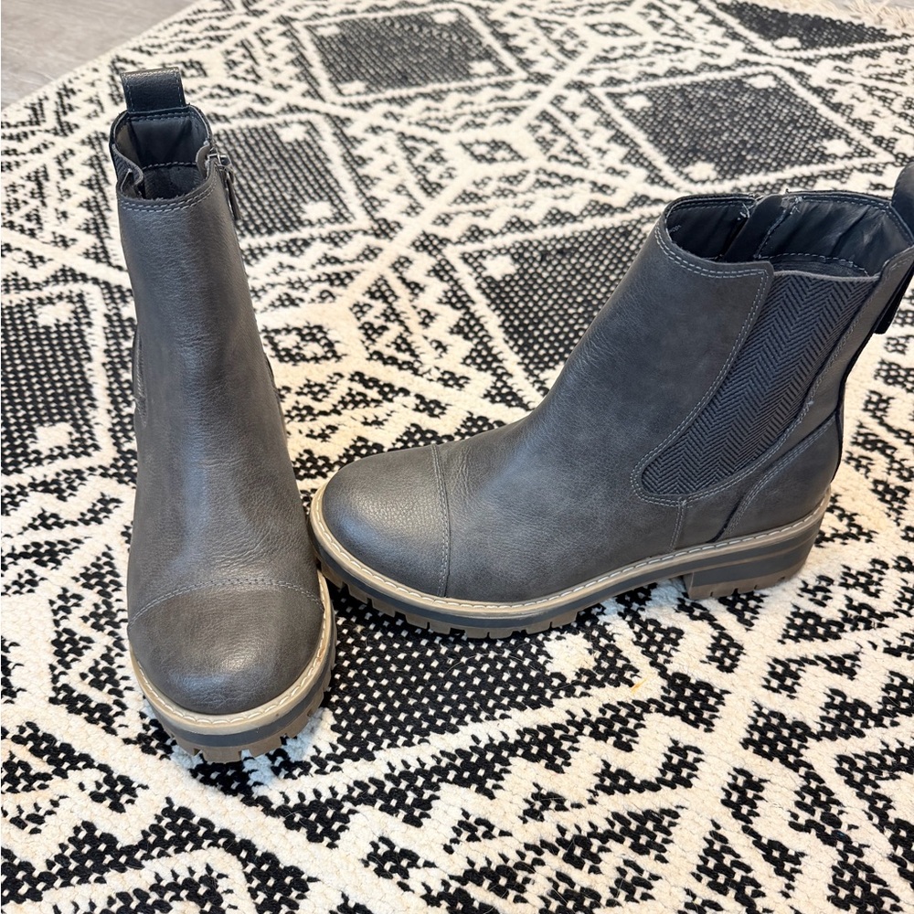 Cute boots size 7 like new!